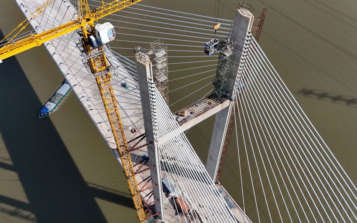 Puente atirantado en construcción